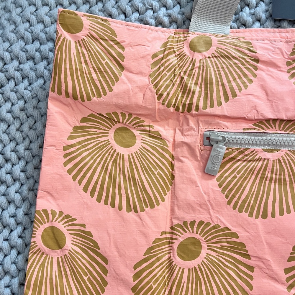 Aloha Collection• Super Special Limited Edition Opihi Nui Day Tripper Tote - Picture 7 of 10